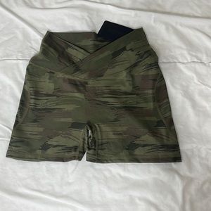 Alphalete Camo Shorts 4”